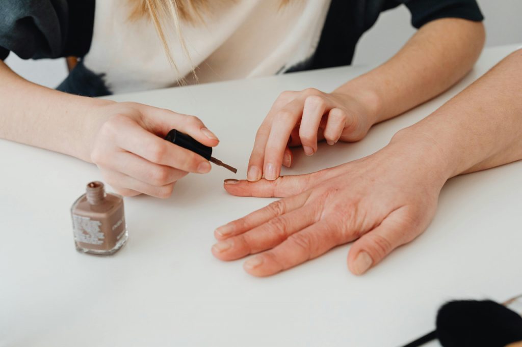 Infecciones, déficit nutricional y envejecimiento: las posibles causas de tener rayas en las uñas